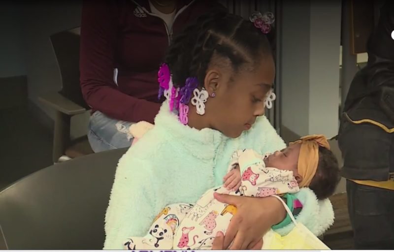 An incredible delivery: the adorable 10-year-old girl helped her mother to deliver a baby sister